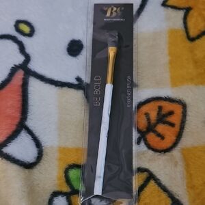 Gold and White Eyeliner Brush